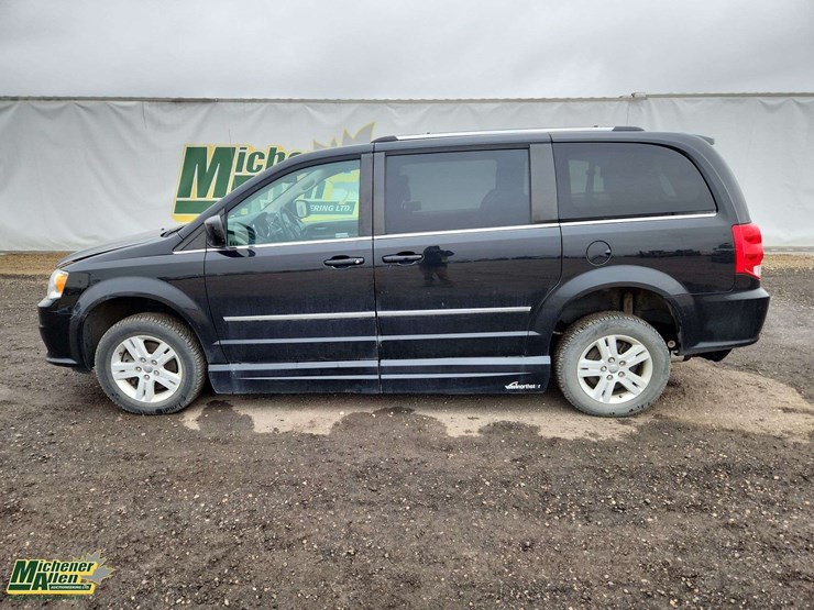 2016-dodge-grand-caravan-crew-image-2