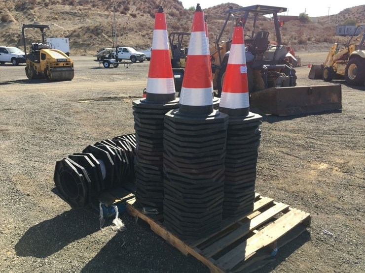 (250)-unused-iranch-irstc-safety-traffic-cones.-image-2