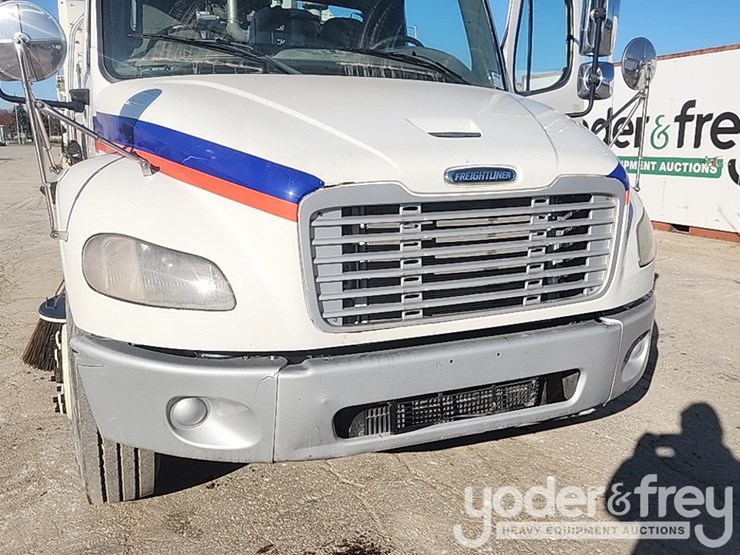 2016-freightliner-m2-106-image-44