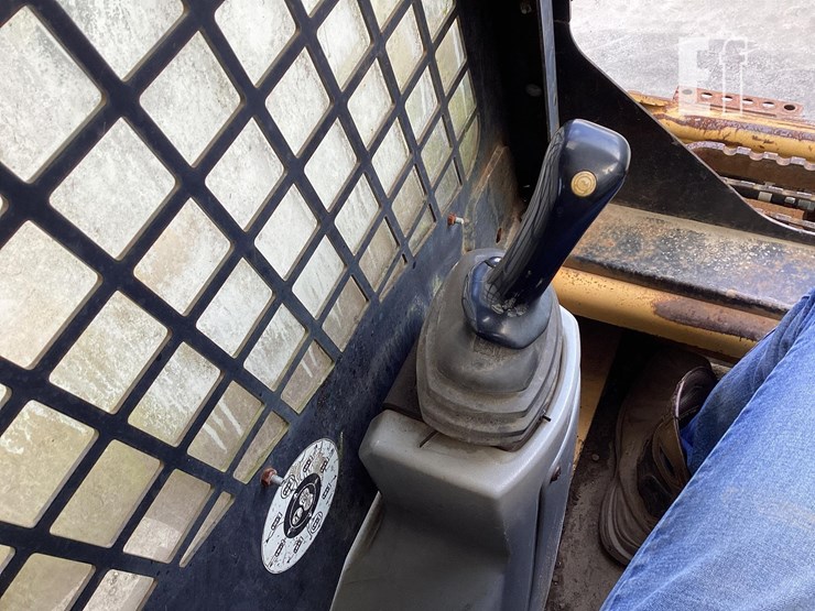 2000-caterpillar-216-image-13