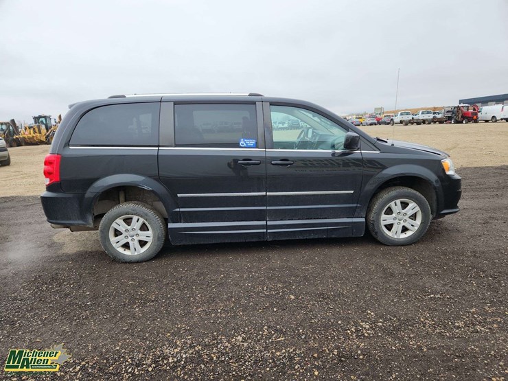 2016-dodge-grand-caravan-crew-image-6