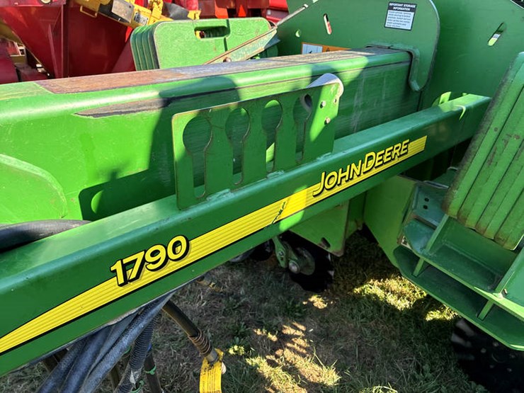 2011-john-deere-1790-image-8