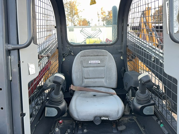 new-holland-c227-image-35