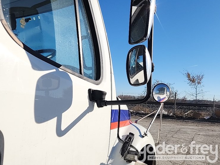 2016-freightliner-m2-106-image-38