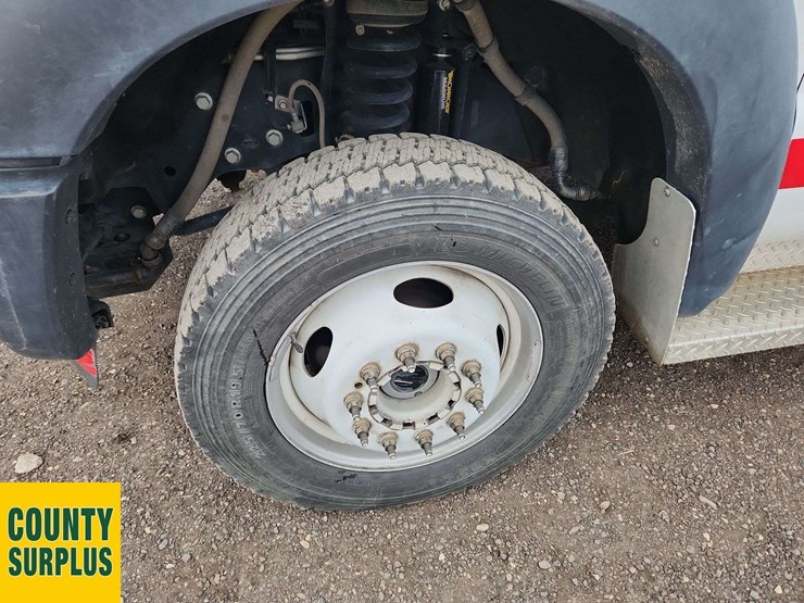 2011-ford-f550-image-24