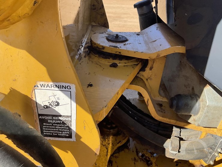 2015-deere-324k-image-36