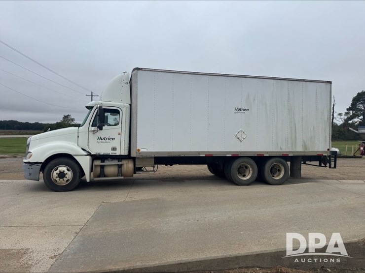 2002-freightliner-van-truck-(pz14145,-unit-28084)-image-1