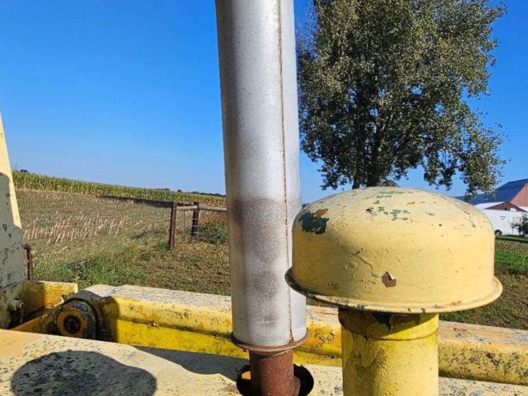 white-2-78-industrial-tractor-image-11