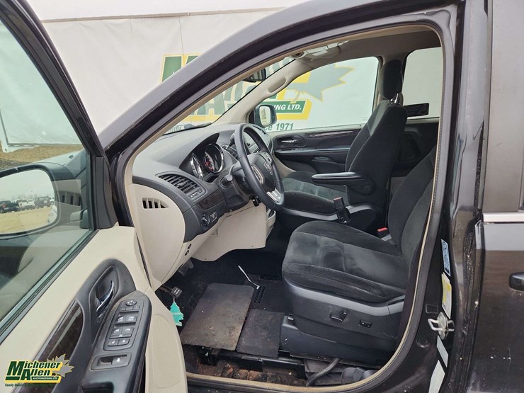 2016-dodge-grand-caravan-crew-image-11