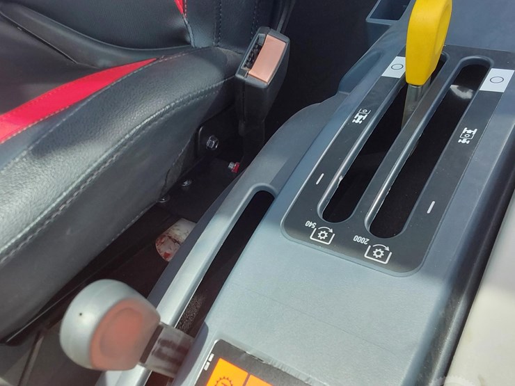 2023-mahindra-1635-hst-image-16