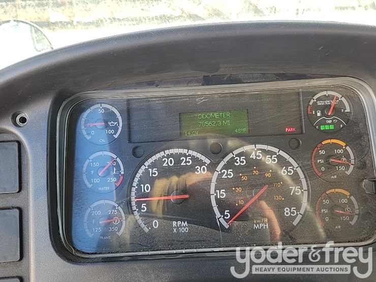 2016-freightliner-m2-106-image-22