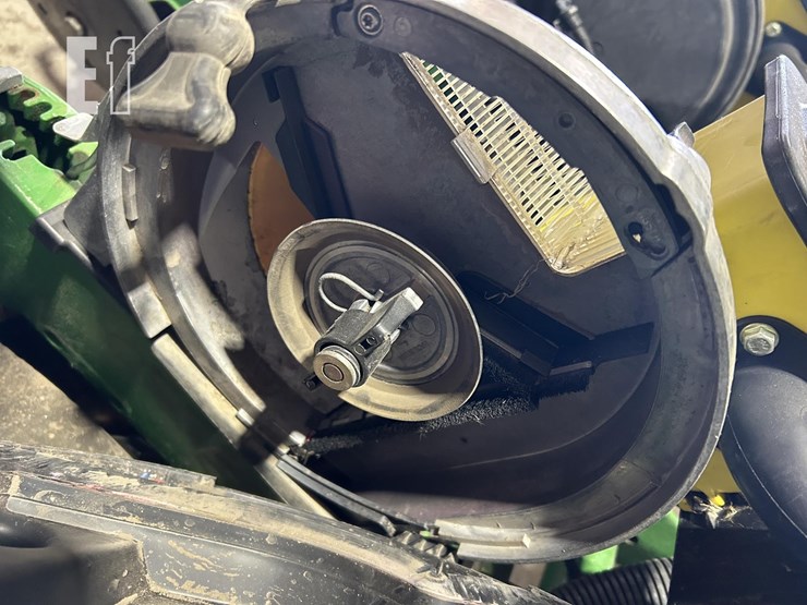 2014-john-deere-db60-image-16