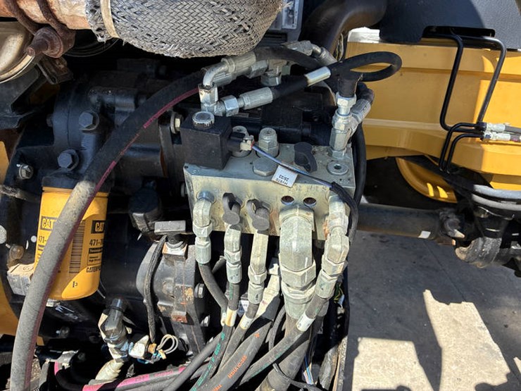 2015-caterpillar-tl943c-image-52