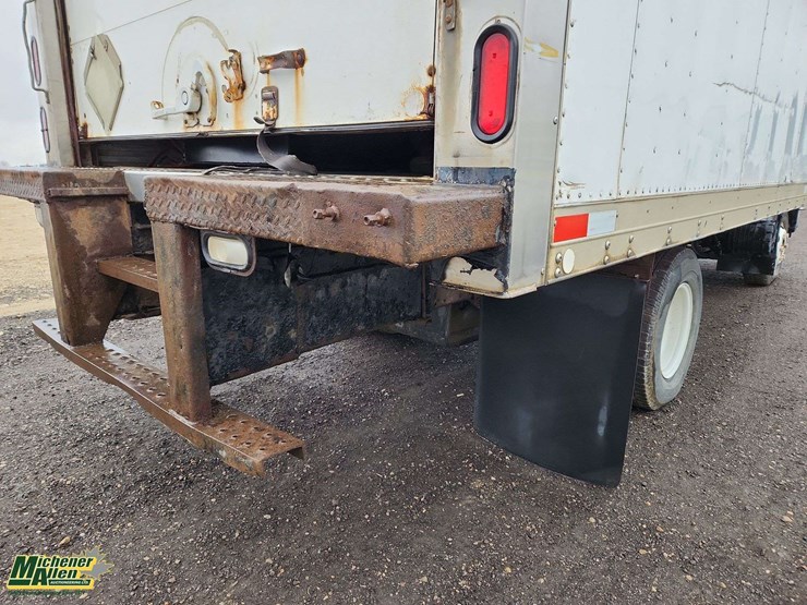 2009-isuzu-npr-image-34