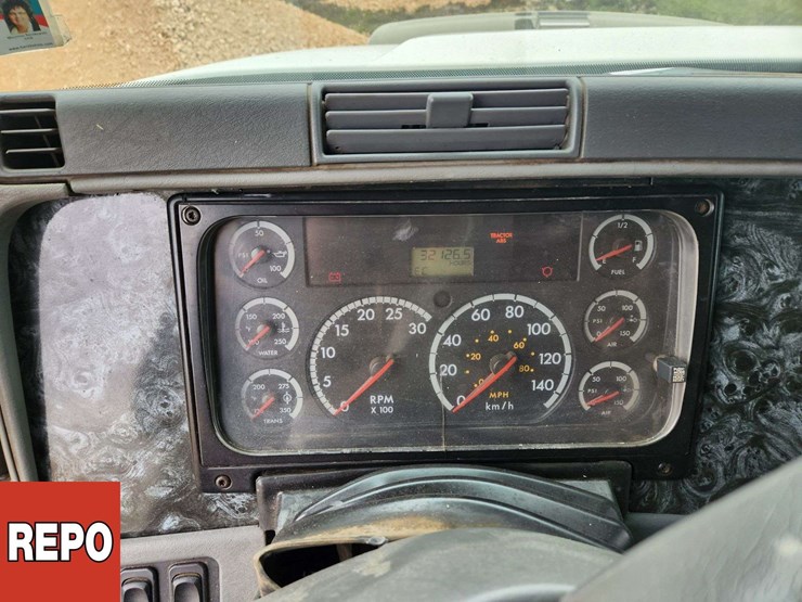 2002-freightliner-columbia-120-image-28