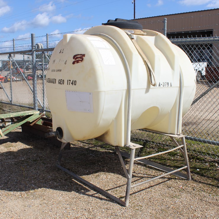 #24306 • 500 GALLON TANK ON STAND