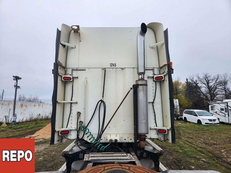 2002-freightliner-columbia-120-image-9