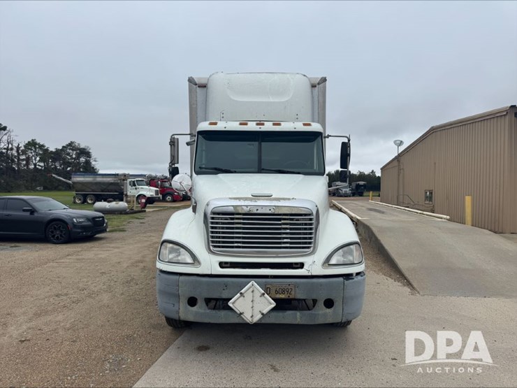 2002-freightliner-van-truck-(pz14145,-unit-28084)-image-2