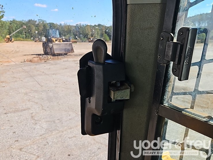 2020-caterpillar-299d3-image-39