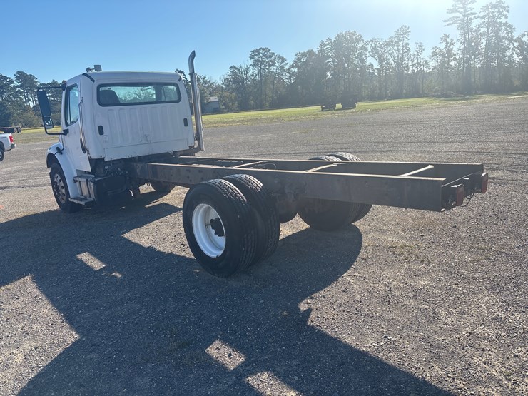 #24379-•-2019-freightliner-image-4