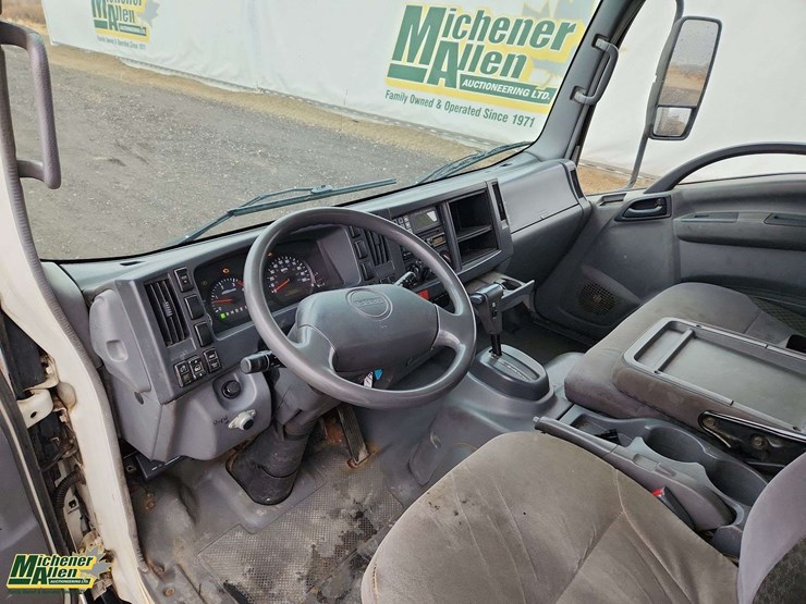 2009-isuzu-npr-image-12