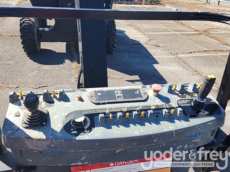 2014-jlg-800aj-image-24