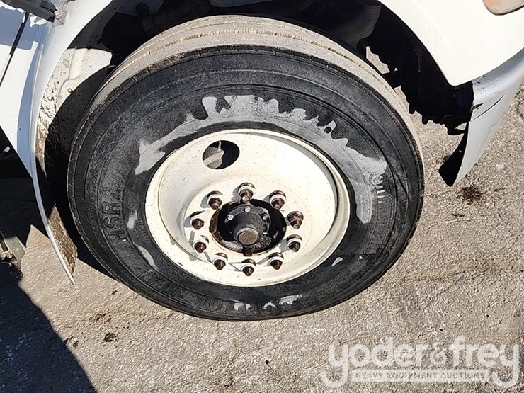 2016-freightliner-m2-106-image-10