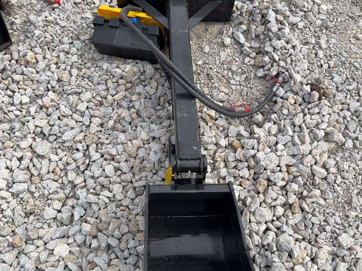 mini-skid-steer-straight-digging-arm-image-3