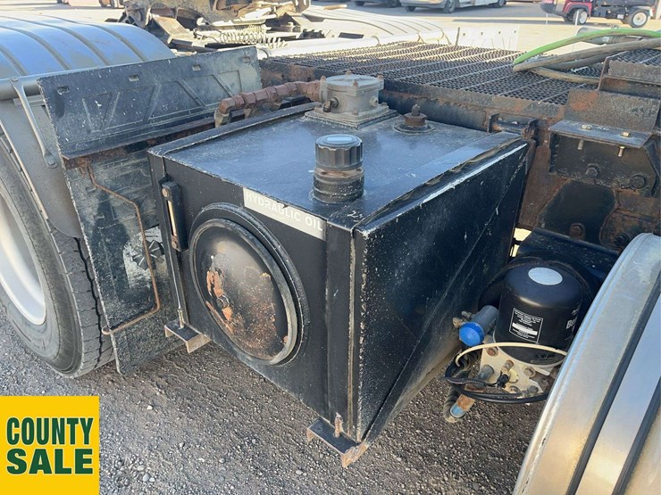 2016-kenworth-t800-image-18