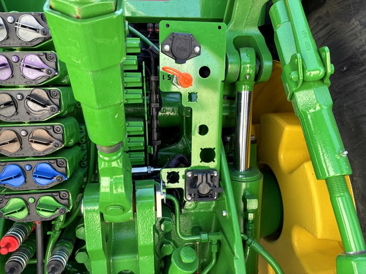 2023-john-deere-8r-370-image-28