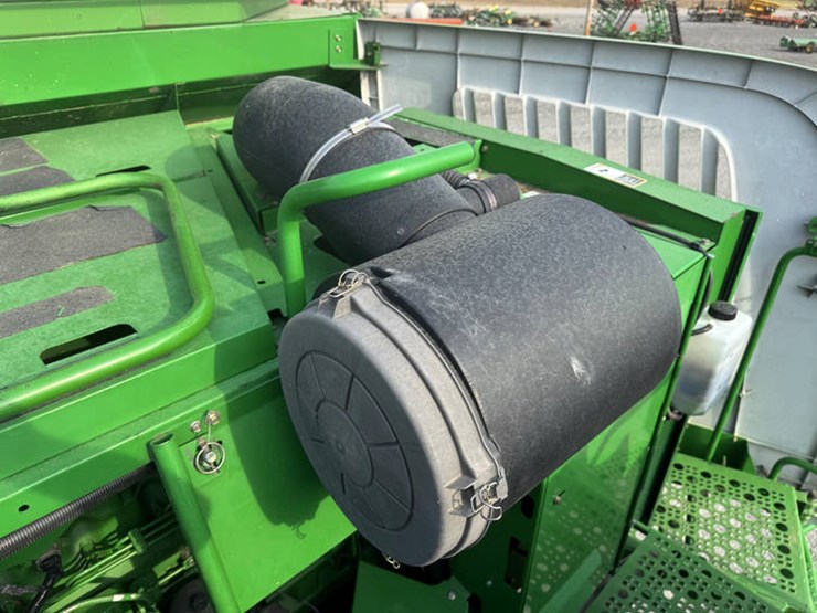 2005-john-deere-9560-sts-image-46