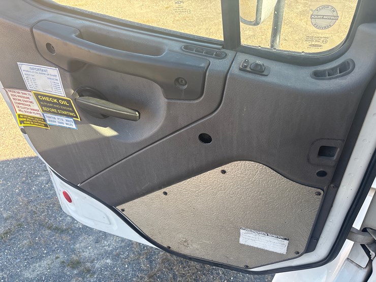 #24379-•-2019-freightliner-image-12