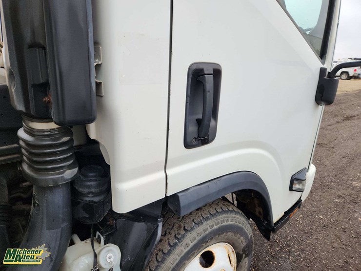 2009-isuzu-npr-image-31