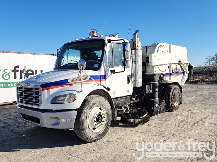 2016-freightliner-m2-106-image-1