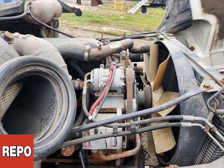 2002-freightliner-columbia-120-image-21