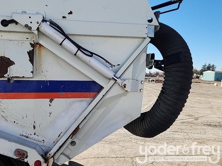 2016-freightliner-m2-106-image-29