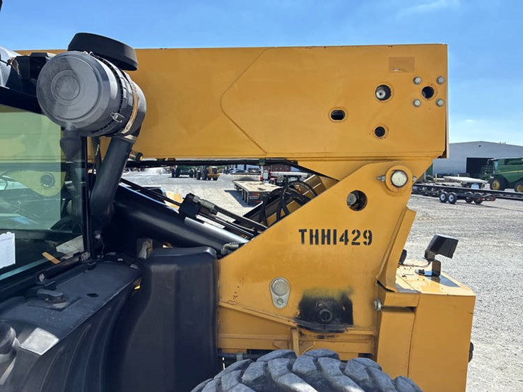 2015-caterpillar-tl943c-image-24