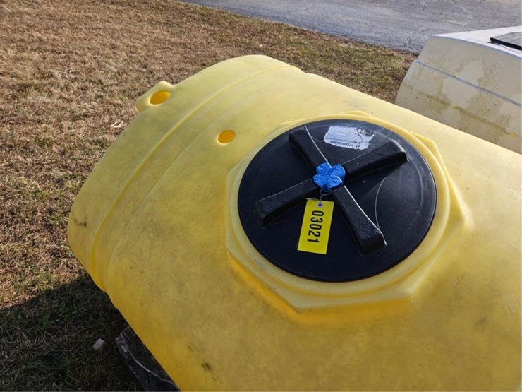 #3021-•-300-gallon-spray-tank-image-8
