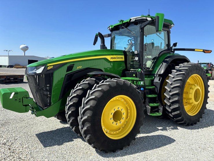 2023-john-deere-8r-370-image-10