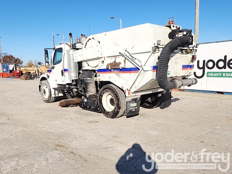 2016-freightliner-m2-106-image-4