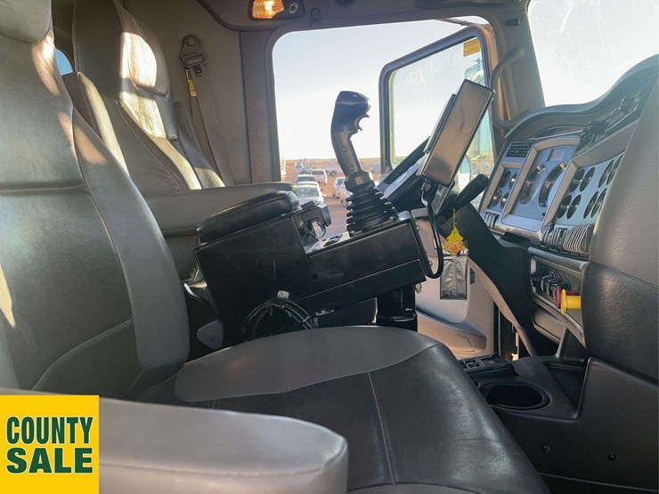 2016-kenworth-t800-image-15