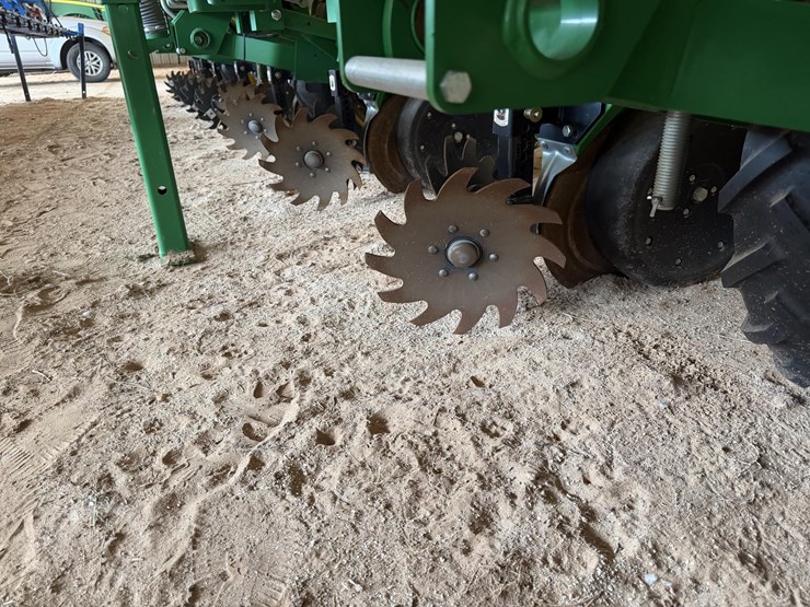 2021-john-deere-1725-image-15