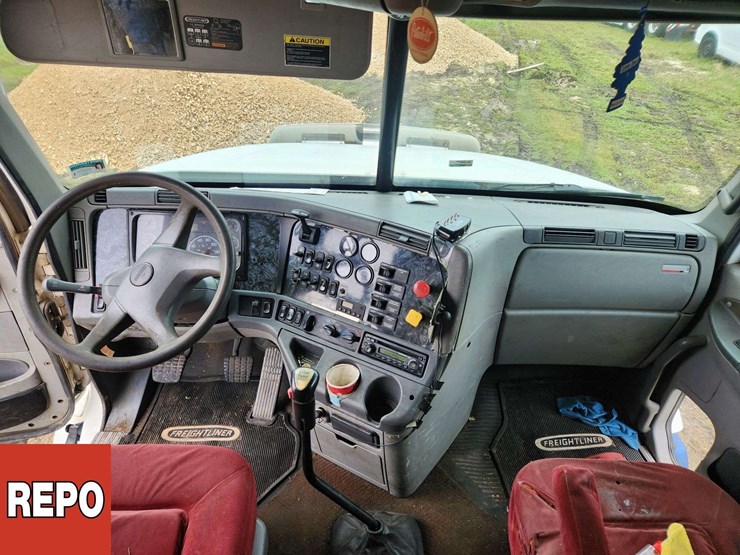 2002-freightliner-columbia-120-image-30