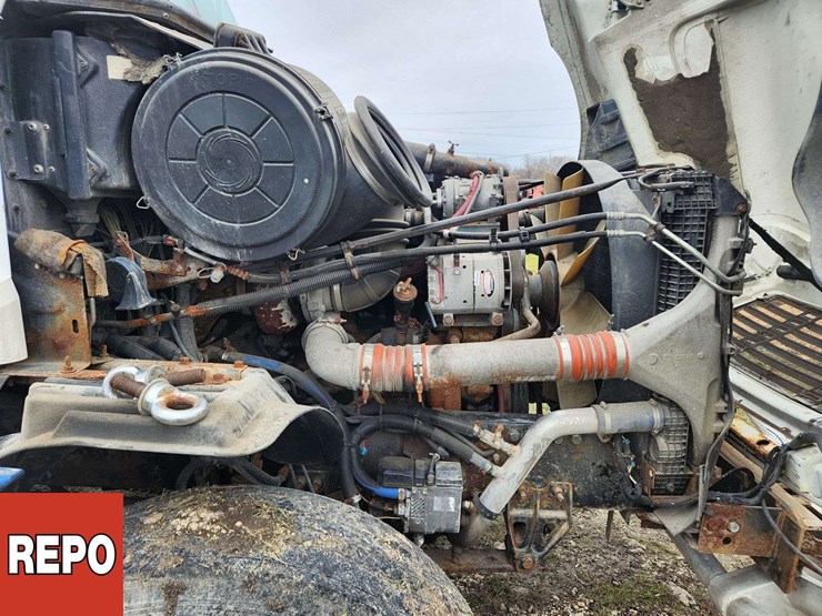 2002-freightliner-columbia-120-image-19