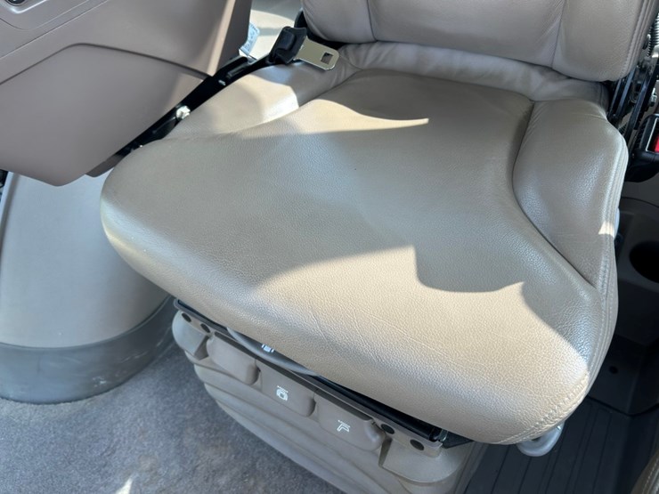 2014-john-deere-8270r-image-32