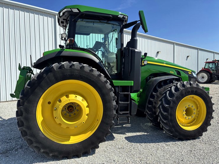 2023-john-deere-8r-370-image-5