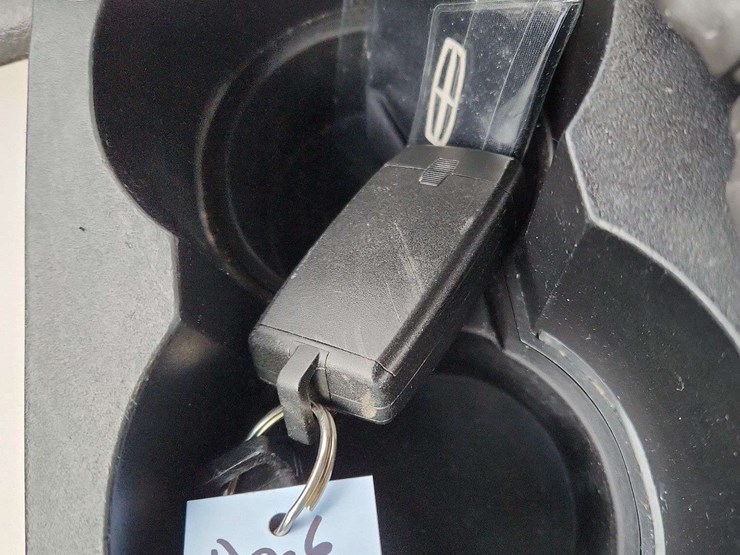 2012-lincoln-mkt-image-12