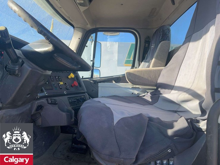 2016-freightliner-114sd-image-11