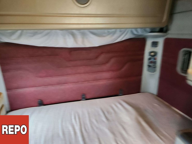 2002-freightliner-columbia-120-image-32