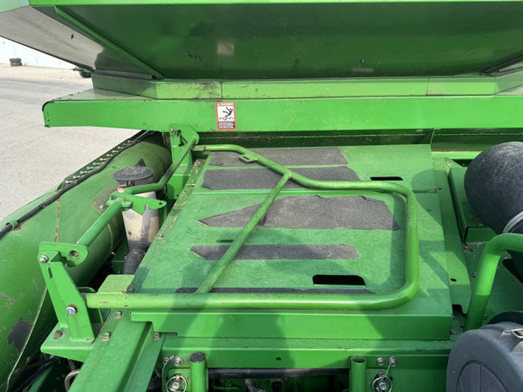 2005-john-deere-9560-sts-image-45